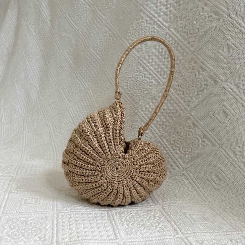 Elegant Tan Shell-Shaped Little Bag